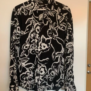 Sommarskjorta - Skjorta av polyester från zara. Storlek s