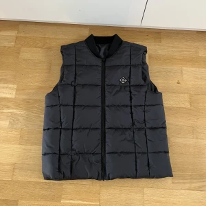 J Lindeberg väst - Säljer min j lindeberg väst i bra cond. Storlek M sitter som en S Finns i Stockholm/täby men kan även fraktas 