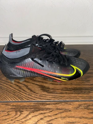 Nike Mercurial Vapor 14 Elite SG  - Hej! Säljer nu mina Fotbollsskor som är helt oanvända! Säljer dom då dom är lite för små och behöver ej dom. SG betyder att det är skruvdobbar på dom vilket gör dom lite dyrare. Köpte dom på unisport för 3100 för ett tag sen. 