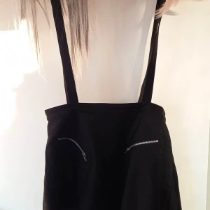 Hänselkjol  - Fin kjol använd få gånger fint skick men katt finns I hemmet. 