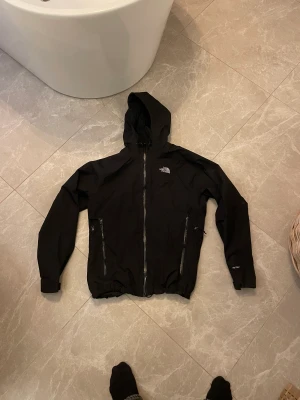 North Face Vindjacka - Skön jacka, perfekt inför våren. Går även att åka skidor i