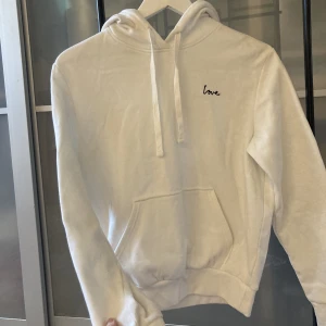 Vit Hoodie  - En jättefin vit Hoodie som ej kommit till så mkt användning, Max 2-3 gånger. Perfekt till sommaren eller nu till våren🌼