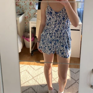 H&M byxdress - Kort byxdress från H&M. Har varit använd rätt mycket men visar inga tecken på användning. Köparen betalar frakt<3