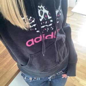 Så fin adidas hoodie köpt på beyond retro men knappast använd av mig💞 Inga defekter!