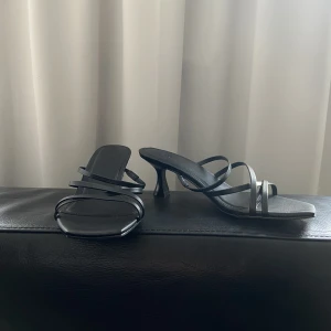 Klackar🖤 - Snygga skor med låg klack, från Asos i storlek 39. Helt oanvända🖤