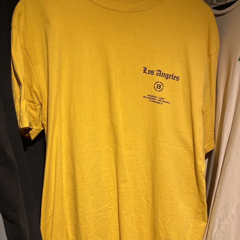 En gul t-shirt strlk (M) Oversized. T-shirts.