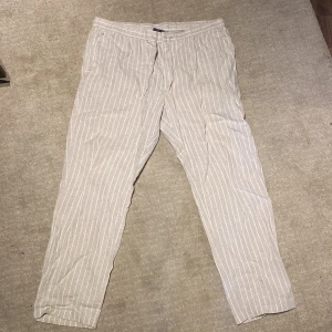 Randiga linne byxor - Ett par randiga linnebyxor (använda 1 gång)