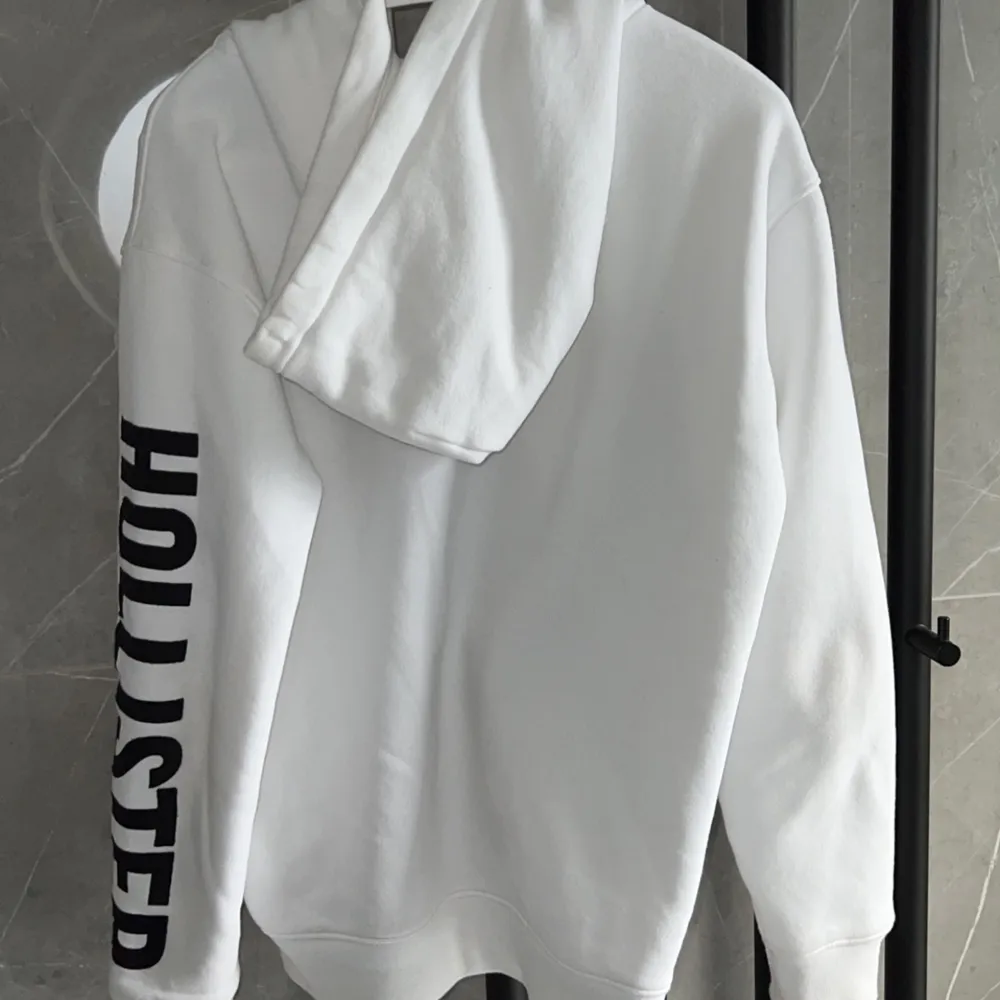 Zip hoodie, lika vit som när jag köpte den för jag har knappt använt den. Hoodies.