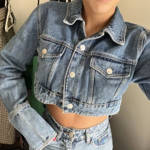 Jeans jacka  - Jeansjacka från zara i storlek M men väldigt liten i storlek så skulle mer säga Xs -s