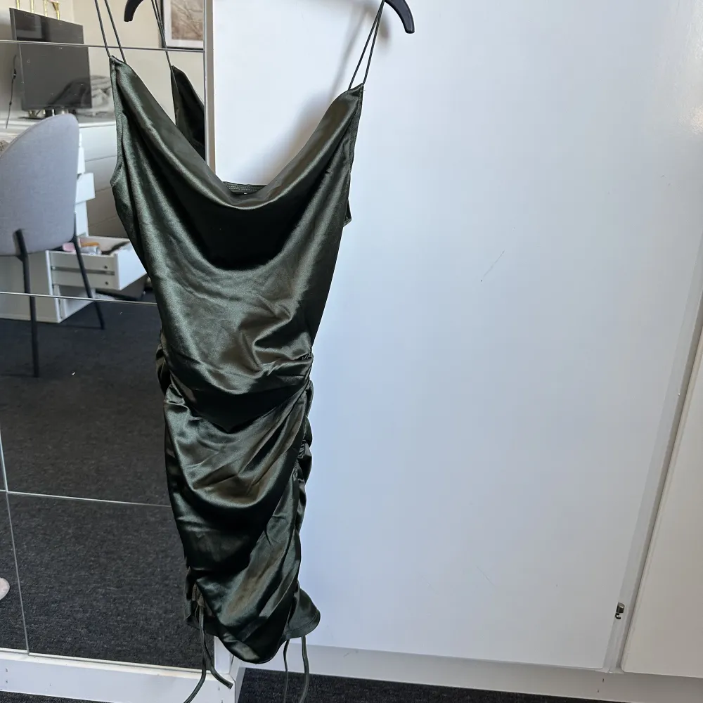 Säljer denna jätte fina mörk gröna klänningen från H&M då den blivit för liten. Som man ser så skimrar den jätte fint och sitter super bra och skönt på kroppen! Den är i XSS men passar XS. Använd endast ett fåtal gånger så i mycket bra skick!💚. Klänningar.