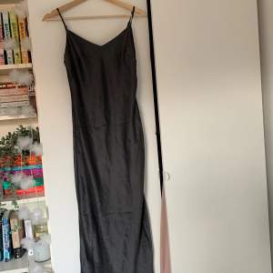 fin klänning i stl xs, säljs för 120kr + fraktkostnad. kan mötas upp i uppsala, den är använd en gång. 💕