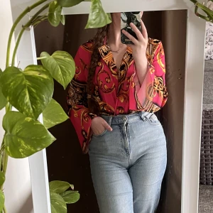 Mönstrad bodysuit 💖⚜️💖⚜️ - Skitcool mönstrad och färgglad bodysuit med knappar nertill. Volangärmar. Endast använd en gång. Sitter bäst nertill av alla bodys jag testat, knappar av kvalité samt tjockt mjukt material som inte ger en skarv genom byxor ⚜️