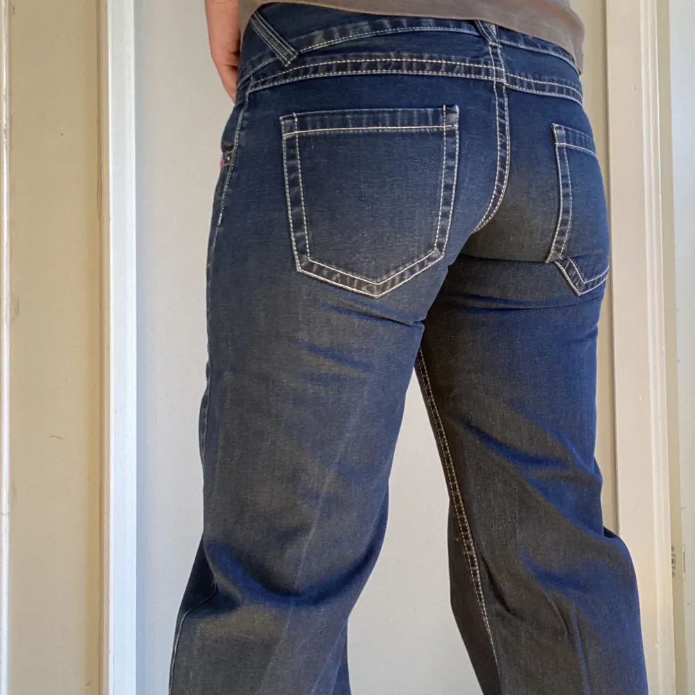 Ett par low rise jeans som är pösiga vid vaderna från ”koola anna”. Storlek 29.. Jeans & Byxor.