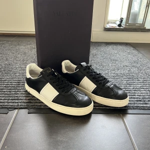 Valentino flycrew - Säljer nu mina fina valentino flycrew i svart läder med vita sula. Alla nitar sitter kvar och skorna är endast använda ett dussintals gånger. Storlek 41 men passar även mig som har 42. Grymt skick, avgör själv. Inga flaws, endast general wear. 