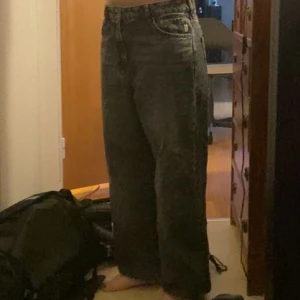 superdry baggy jeans  - TRYCK EJ PÅ KÖP NU Dome uppsydda hos sömmerska och passar mig some 166 precis ner t marken. Dom har lite slitning längst ner på ena benet. Använda ca 3 gånger då d inte min stil. Köpta för 900 säljer för 500. Pris kan förhandlas. midjemåttet är 40. 