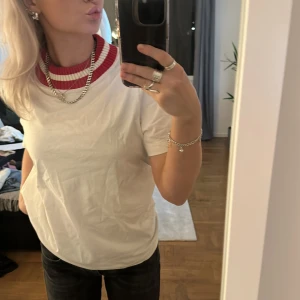 T-shirt Morris - Vit t-shirt med röda detaljer kring kragen. Från Morris storlek S dam. Aldrig använd endast testad.😊 