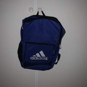Ryggsäck från adidas. Köpt för 399kr. Helt okej kvalite.