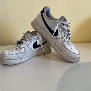 Air force 1 från Nikes egna butik säljs nu för 200kr men priset kan diskuteras vid snabbaffär