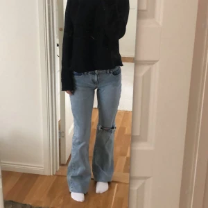 Jeans  - Säljer mina fina jeans som tyvärr aldrig kommer till någon användning. Dom är uppsydda men kan ta ner det utan att det syns. Nu passar dom i längden för någon som är 160 men om jag tar ner dom så är de nog 170