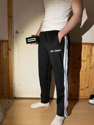 Palm angels byxor svarta - Helt nya Palm Angels byxor i storlek S, taggar finns kvar och pase meaföljer