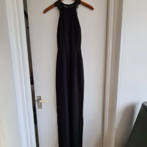 Svart långklänning!  - Svart långklänning från nelly. Nly eve. Cut-out med fina detaljer i ryggen. Slit där bak. Endast använd två gånger. Storlek 36, passar även 38.