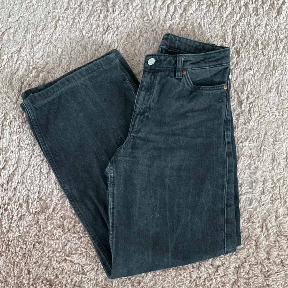 Säljer mina älskade monki jeans eftersom de har blivit för små 🥲 Jag har höftmått på 97cm. Nypris 400kr . Jeans & Byxor.
