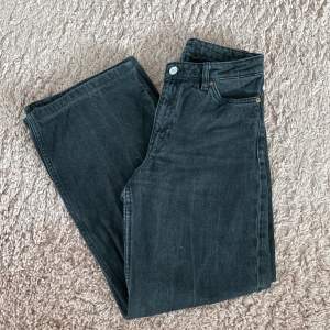 Säljer mina älskade monki jeans eftersom de har blivit för små 🥲 Jag har höftmått på 97cm. Nypris 400kr 