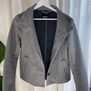 Kappa - Grå kappa med fina knappar! Perfekt vårkappa som är lite tunnare💗Är i fint skick och andvänd fåtal gånger. 