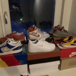 WTS - Säljer dessa skor, skriv till mig vid intresse   Jordan 1 storlek 44  Yeezy 350 storlek 42  Nike dunk goldenrod storlek 42  Nike sb dunk Adobe storlek 42.5 (ds)  Nike sb dunk fly streetwear storlek 43 (ds)  Air force 1 storlek 43 (ds) 