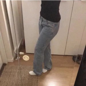 Weekday arrow low - Ett par lågmidjade jeans från weekday nypris 600 säljer för 300