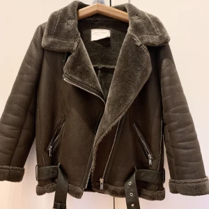 Aviator Jacka Zara - Jag har köpt en till aviatorjacka och säljer därför min gamla. Bra skick, Storlekslapp har lossnat lite,  Fuskpäls/Skinnimitation (polyester), Kall brun färg (finns svart modell på Zaras hemsida, ”Jacka Med Teddyfoder”  art.nr: 2969/241  ), Nypris 1195kr