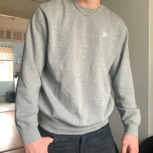 Grå Nike sweatshirt  - Säljer min gråa Nike sweatshirt, nypris: ca 500.