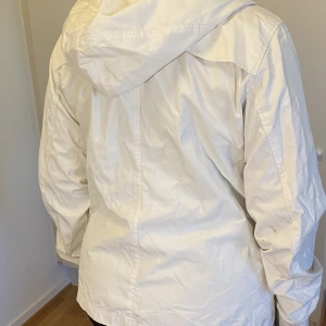 Sport jacka  - Tun vit sport jacka Peak performance 