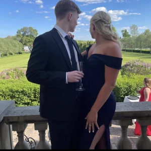 Balklänning  - Fin mörkblå balklänning, bara använd en gång ☺️ jag är 172cm lång och hade klackar till och den var lagom längd på mig. Den är från Prettylittlething och är strlk 38🥰