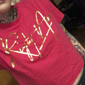 Rosa med guld tryxk - Från carlings  Aldrig använd  (Babytee till storlek M-L) 