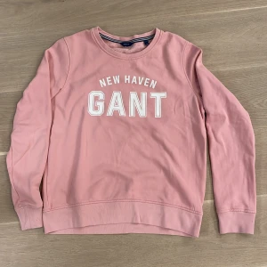 Rosa gant collagetröja  - Bra skick, knappt använd. Den är i storlek S. Jag är 156 och den är luftig och passar bra i armlängden. 200kr + frakt, kontakta mig för intresse :)