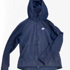 Nike tech zip - Nike tech överdelen, urtvättad därmed ganska liten i storleken. Skicket är sådär därtill det billiga priset.