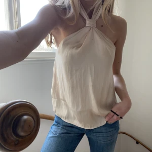 Topp - Satintopp med öppen rygg 