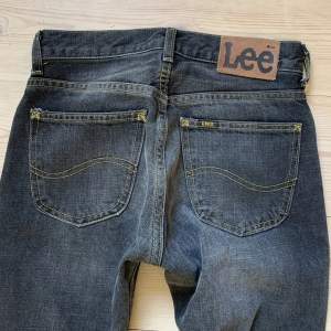 Lee jeans, bootcut och midwaist i mycket bra skick utan defekter. Säljer pga av att de tyvärr inte passar mig. Storlek 27-3, alltså st XS ish💕 