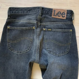 Lee jeans - Lee jeans, bootcut och midwaist i mycket bra skick utan defekter. Säljer pga av att de tyvärr inte passar mig. Storlek 27-3, alltså st XS ish💕 