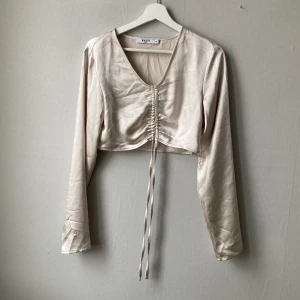 Topp - Silkes topp från Nakd i storlek S. Fint skick. Färgen är champagne/rosa. 