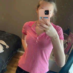 Kortärmad t-shirt  - Säljer en kortärmad t-shirt från race marine i strl 36. Köpt second hand men har aldrig själv använt. I perfekt skick och ända anledningen till att jag säljer är för att den aldrig kommer till användning. Kontakta gärna för mer info + bilder