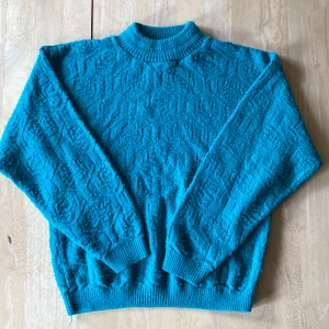 Vintage stickad tröja - Vintage stickad tröja, ser blå ut på bild men är mer suddgummigrön i verkligheten 