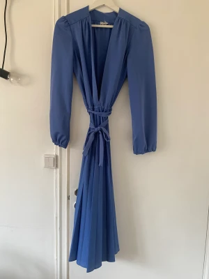 Vintage Blå Klänning - Fin vintage figursydd klänning. Normal i storleken.  