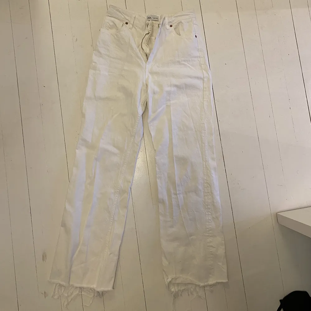 Vida jeans från Zara med håg midja. Endast använda en gång. Frakt ingår i priset!. Jeans & Byxor.