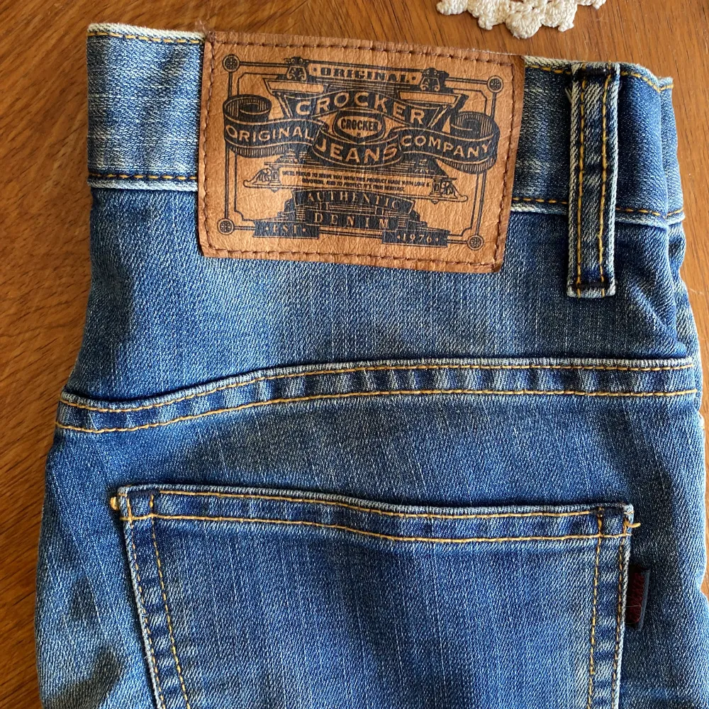 Ett par jeans från Crocker original som är i nyskick. Frakten ingår inte i priset. Jeans & Byxor.