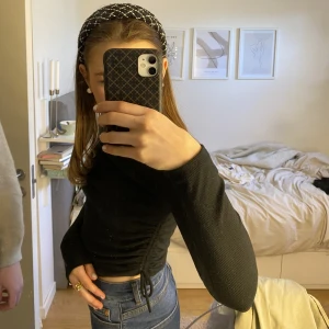 Svart långärmad tröja med detalj 🤍 - En svart topp från gina Young i storlek i storlek 158-164, skulle nog passa som xxs 🩷 sidorna går att justera och knytas om. Är i bra skick då den inte kommit till så mycket användning! 