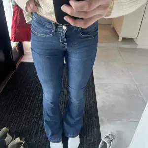 Ett par fina jeans som är blå från 77 th flea. I storlek 38, skulle säga att de är storlek 34-36. Lite små slitna, skriv för fler bilder