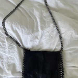 Jättefin Stella McCartney liknande väska - Jättefin väska, vet tyvärr inte märket på den. Perfekt skick, säljer för att jag aldrig har använt den.💗💗hör av er vid frågor 