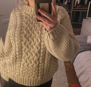 Stickad Tröja - Superfin och mysig stickad tröja från NaKd. Andvänd endast en gång så i helt nytt skick. Nypris 499 kr🤍 (priset kan diskuteras)